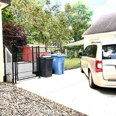 Homey 2 Bedroom Apartment, Minutes From Everything!
